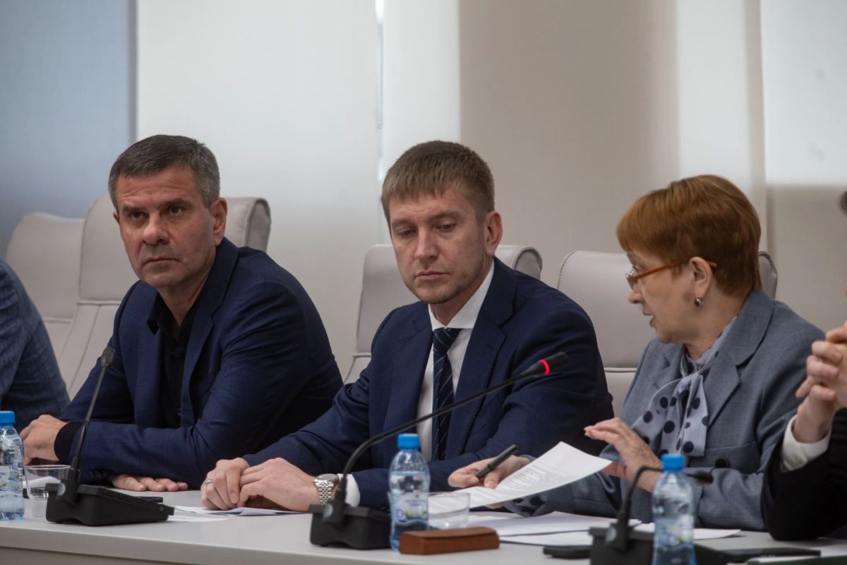 Сегодня вместе с коллегами провёл заседание совета Законодательного Собрания Сегодня вместе с коллегами провёл заседание совета Законодательного Собрания