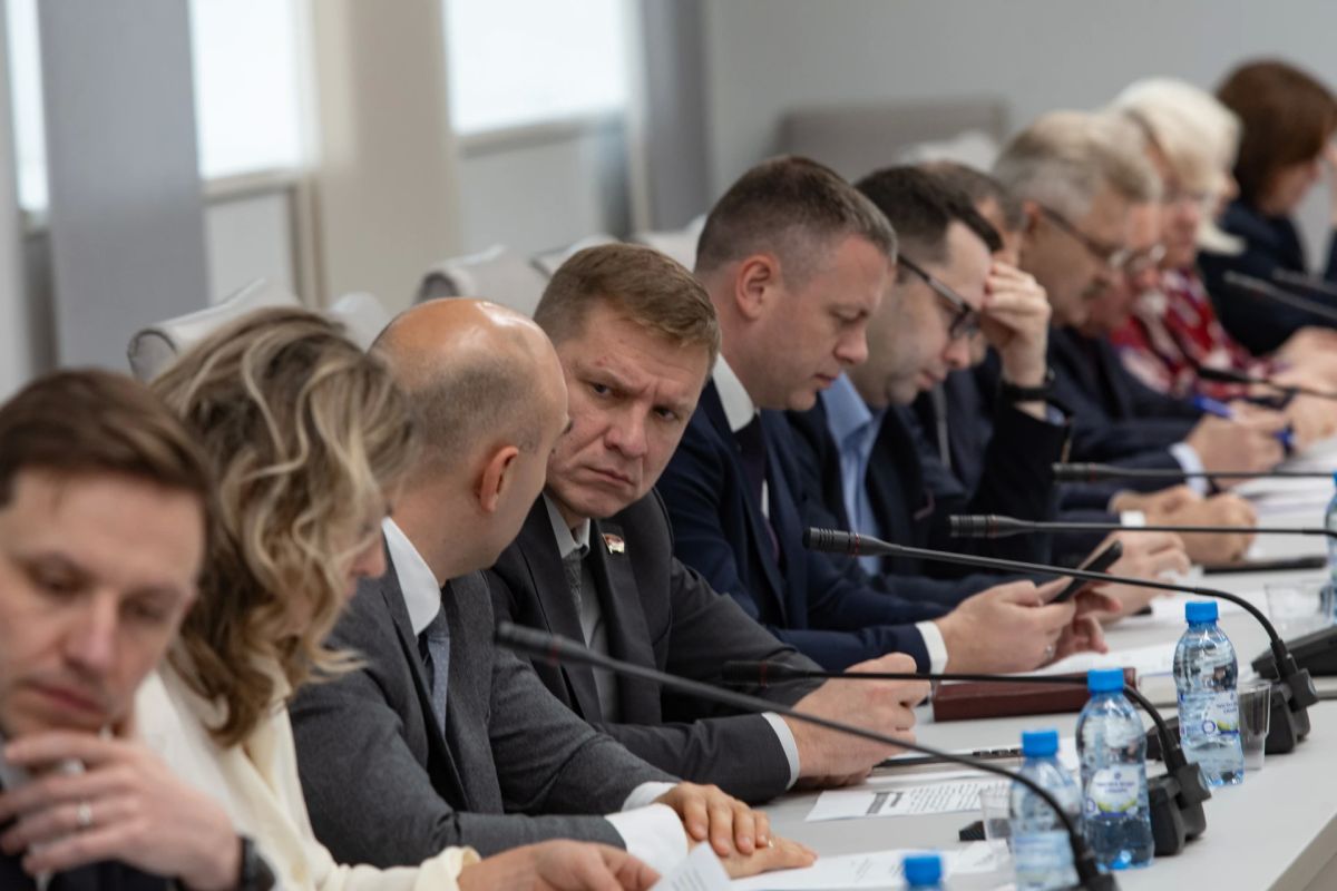 Сегодня вместе с коллегами провёл заседание совета Законодательного Собрания Сегодня вместе с коллегами провёл заседание совета Законодательного Собрания