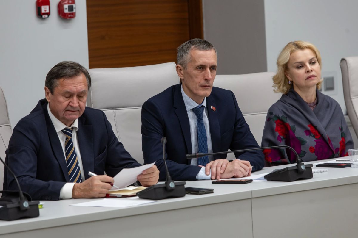 Сегодня вместе с коллегами провёл заседание совета Законодательного Собрания Сегодня вместе с коллегами провёл заседание совета Законодательного Собрания