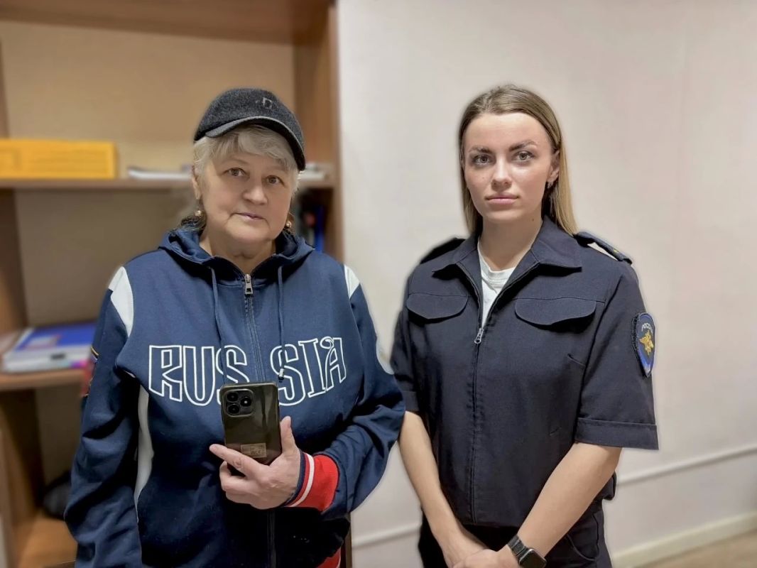 В Красноярске полицейские вернули владельцу похищенный телефон В Красноярске полицейские вернули владельцу похищенный телефон