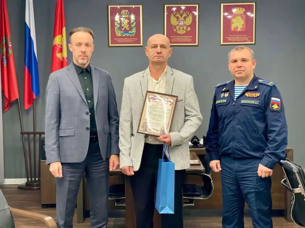 В Железногорске отцу бойца СВО вручили благодарственное письмо командира воинской части В Железногорске отцу бойца СВО вручили благодарственное письмо командира воинской части
