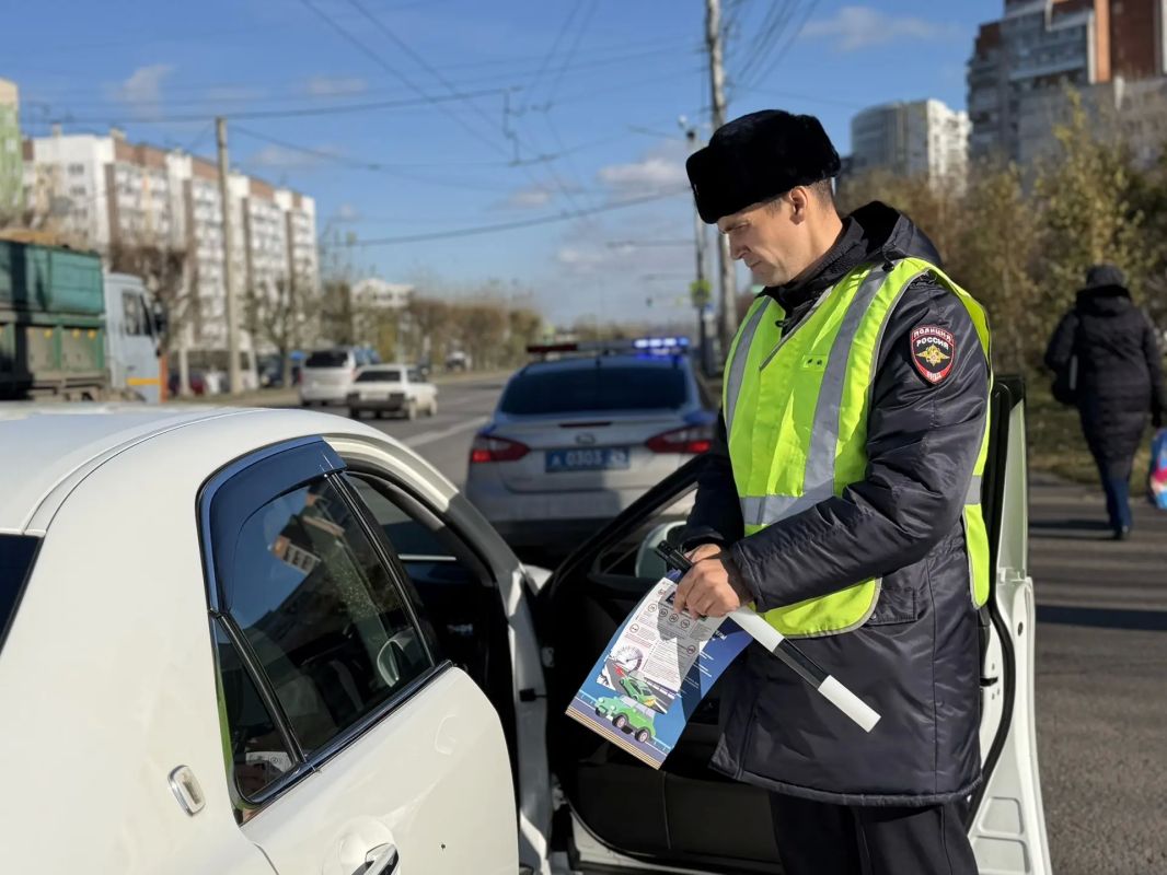 Сотрудники Госавтоинспекции Красноярска провели рейд «Пешеходный переход» в Советском районе, где накануне в дорожной трагедии погибла женщина Сотрудники Госавтоинспекции Красноярска провели рейд «Пешеходный переход» в Советском районе, где накануне в дорожной трагедии погибла женщина