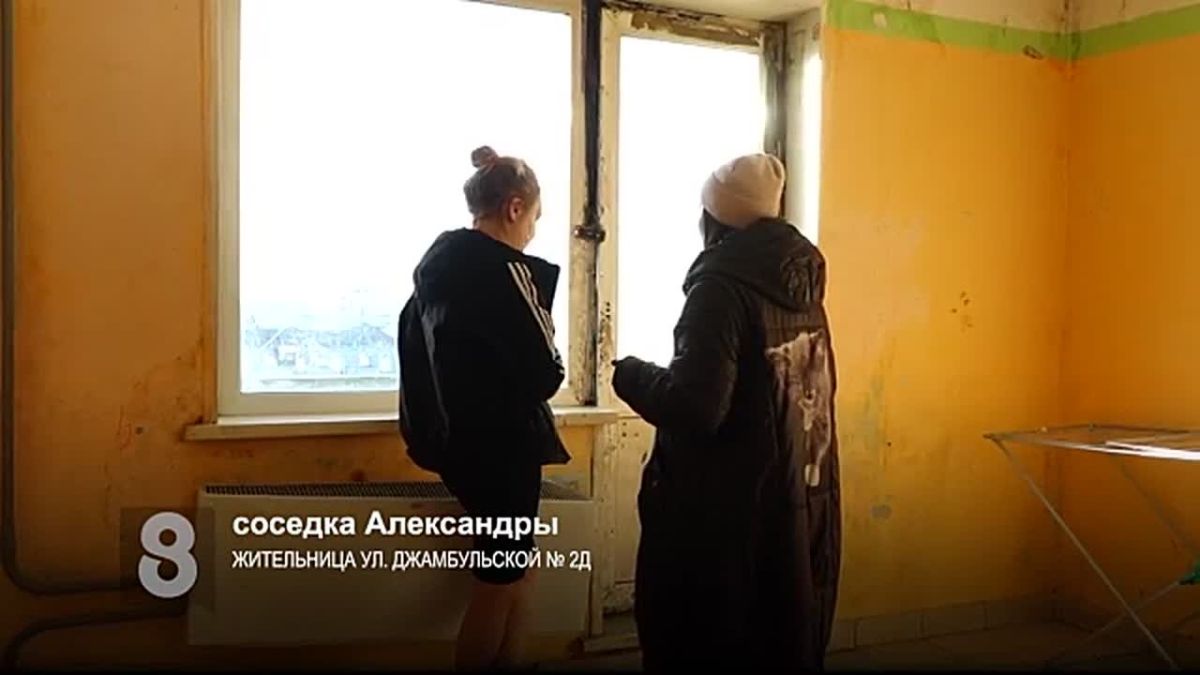 МУЖЧИНА СОРВАЛСЯ С ПРОСТЫНЕЙ, ПЫТАЯСЬ СПУСТИТЬСЯ С 8 ЭТАЖА