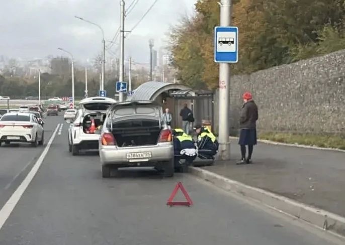 Красноярские инспекторы ДПС оказали помощь водителю с пробитым колесом в утренний час пик