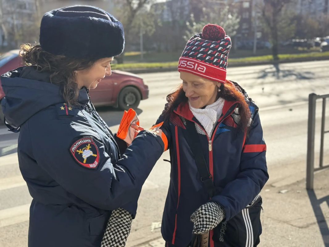 Сотрудники Госавтоинспекции Красноярска провели рейд «Пешеходный переход» в Советском районе, где накануне в дорожной трагедии погибла женщина Сотрудники Госавтоинспекции Красноярска провели рейд «Пешеходный переход» в Советском районе, где накануне в дорожной трагедии погибла женщина