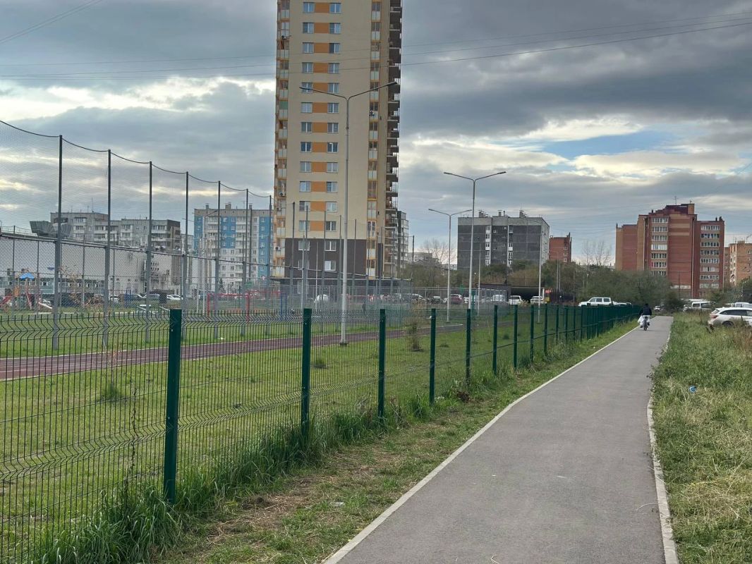 Сделали тротуар вокруг школы №161 в мкрн Метростроитель