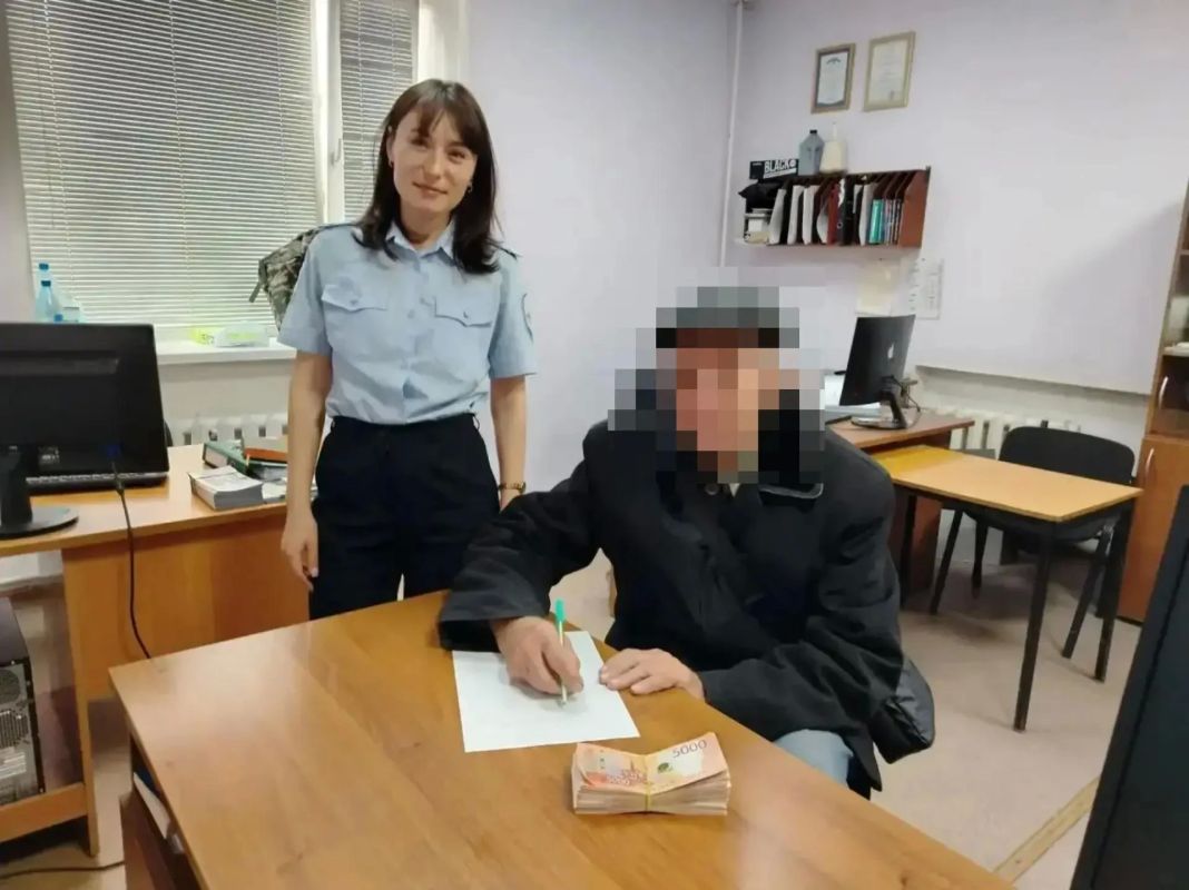 Последствия легли на плечи матери подозреваемого: полицейские Красноярского края задержали курьера телефонных аферистов, похитившего 800 000 рублей у пенсионера