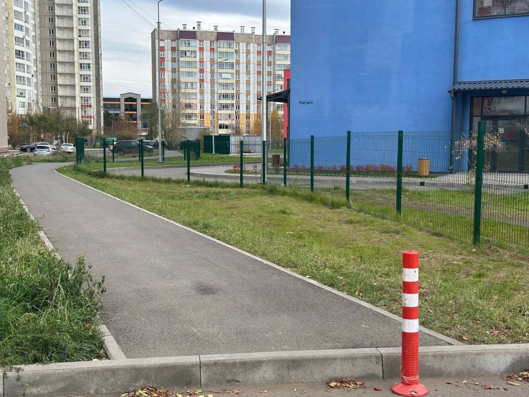 Сделали тротуар вокруг школы №161 в мкрн Метростроитель Сделали тротуар вокруг школы №161 в мкрн Метростроитель