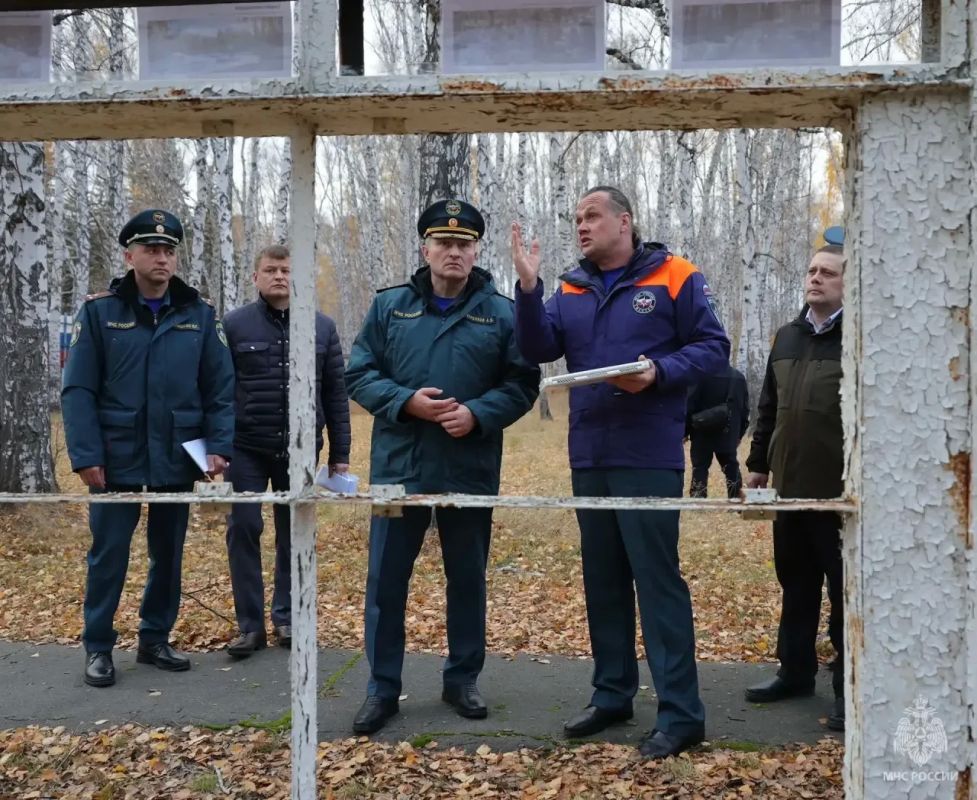 Александр Куренков вручил награды омским спасателям Александр Куренков вручил награды омским спасателям
