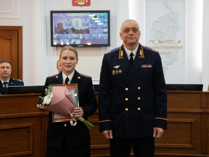 Начальник ГУ МВД России по Красноярскому краю генерал-лейтенант полиции Александр Соловьёв наградил отличившихся сотрудников Начальник ГУ МВД России по Красноярскому краю генерал-лейтенант полиции Александр Соловьёв наградил отличившихся сотрудников