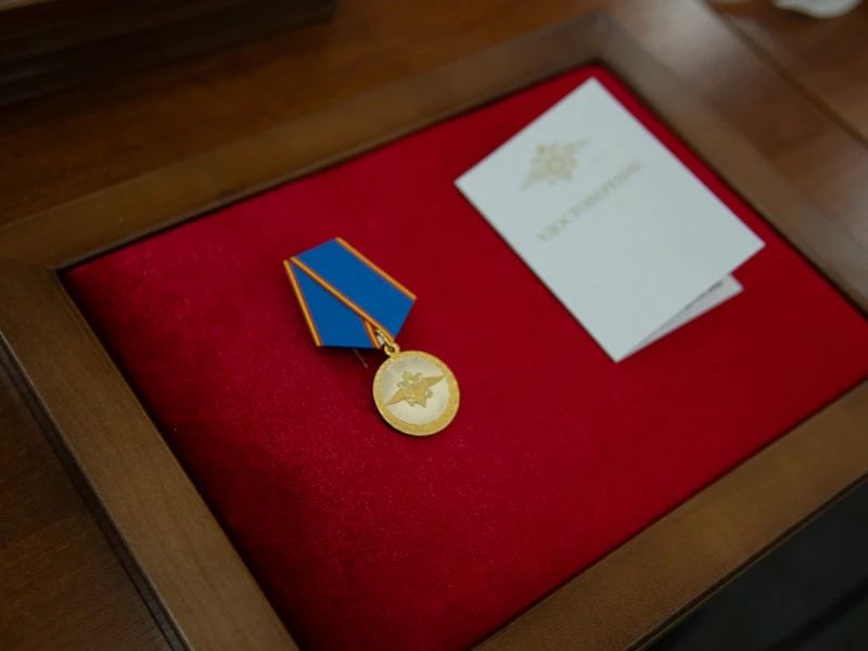 Начальник ГУ МВД России по Красноярскому краю генерал-лейтенант полиции Александр Соловьёв наградил отличившихся сотрудников