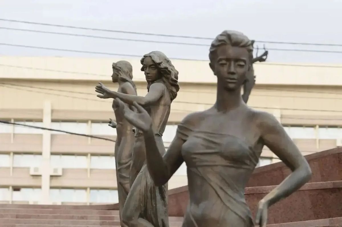 Вчера в тестовом режиме запустили фонтан «Реки Сибири»: 18 насосов перекачивают около сотни кубов воды, а 135 фонарей будут освещать его вечером Вчера в тестовом режиме запустили фонтан «Реки Сибири»: 18 насосов перекачивают около сотни кубов воды, а 135 фонарей будут освещать его вечером