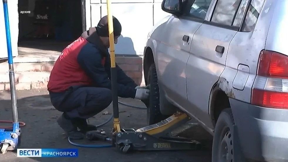 Красноярским автомобилистам рекомендуют поторопиться с заменой шин