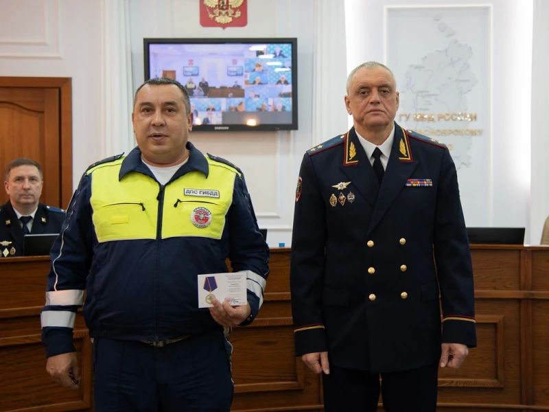 Начальник ГУ МВД России по Красноярскому краю генерал-лейтенант полиции Александр Соловьёв наградил отличившихся сотрудников Начальник ГУ МВД России по Красноярскому краю генерал-лейтенант полиции Александр Соловьёв наградил отличившихся сотрудников