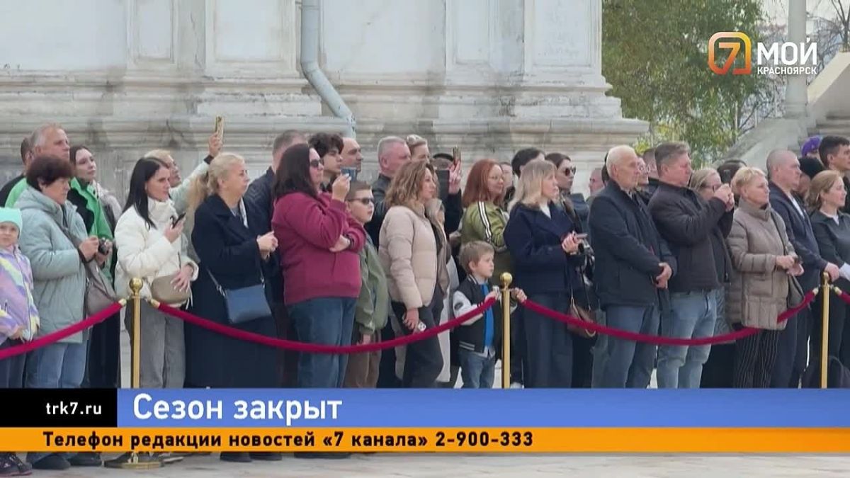 Зрелищные перестроения, приёмы с оружием и конная карусель