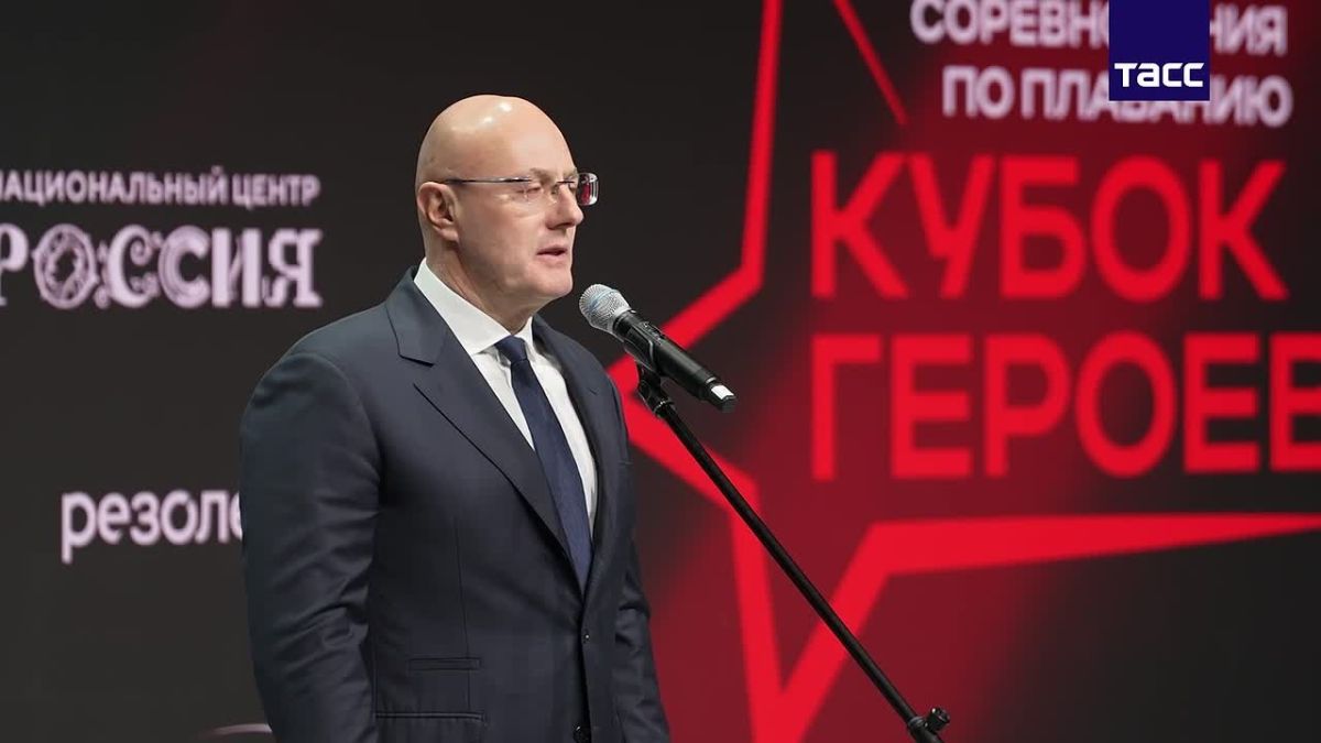 Дмитрий Чернышенко в Национальном центре "Россия" на Енисее наградил медалями и кубками победителей и призеров VI этапа Всероссийских соревнований по плаванию "Кубок Героев"