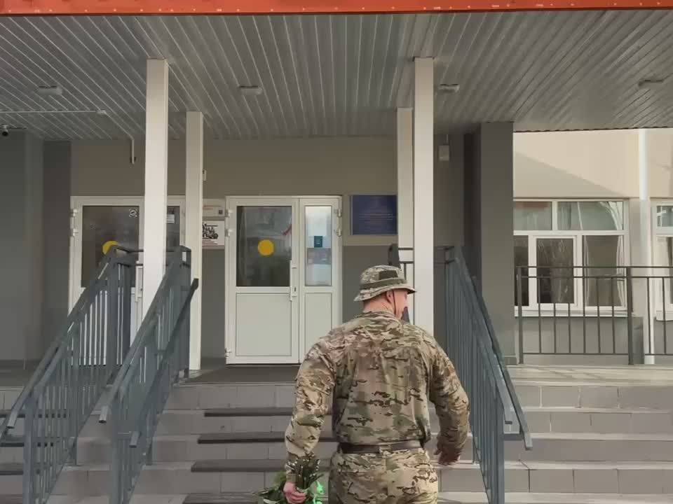 Трогательная встреча бойца специальной военной операции с дочерью произошла в школе Советского района Красноярска