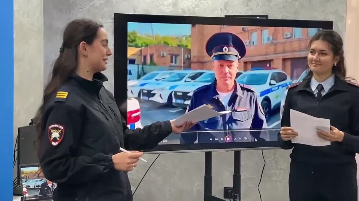 Безопасность на пути к знаниям: сотрудники Госавтоинспекции встретились с первокурсниками Красноярского колледжа