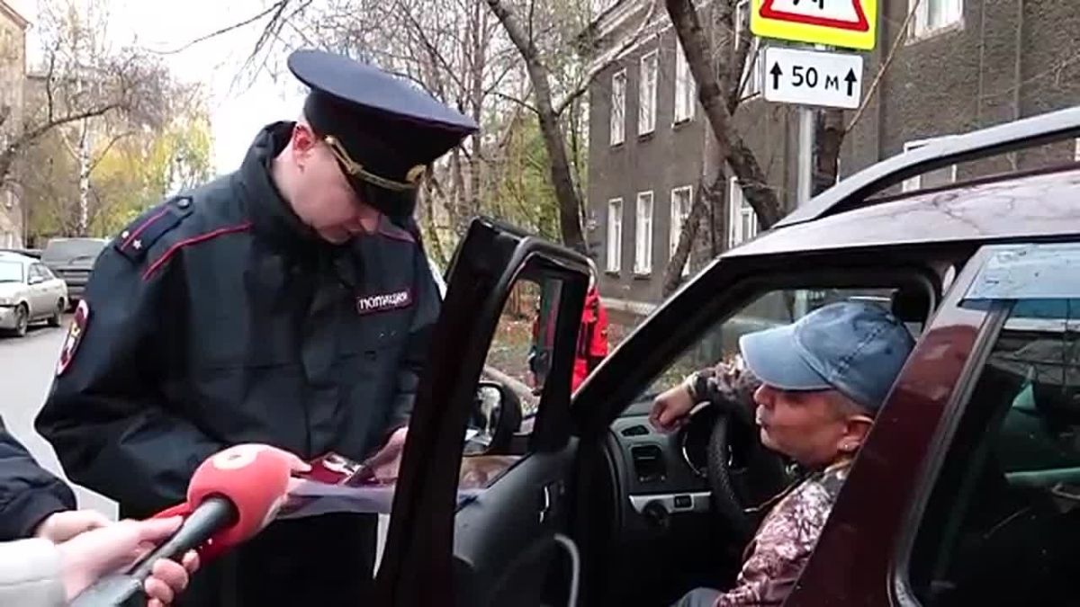 ИНСПЕКТОРЫ ВЫПУСТИЛИ НЕЗРЯЧИХ ЛЮДЕЙ НА ДОРОГУ РАДИ ЭКСПЕРИМЕНТА
