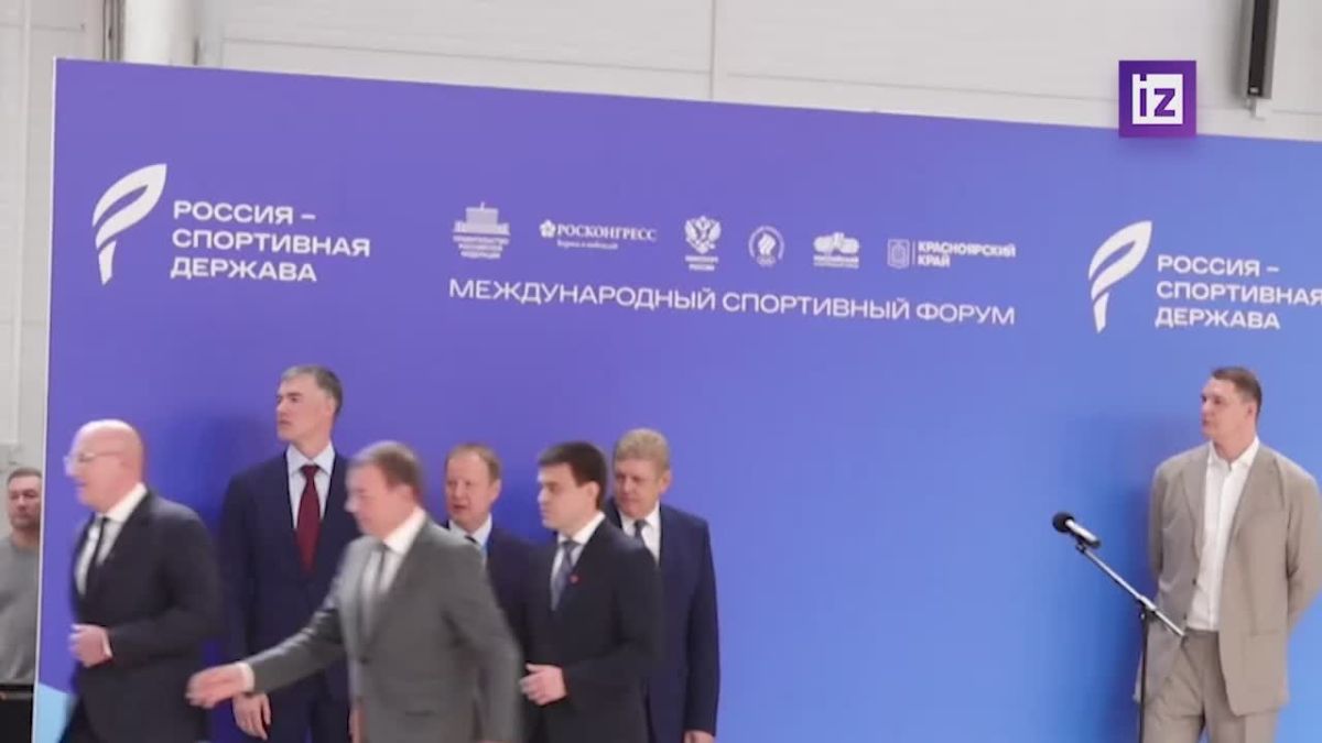 • Юный баскетболист упал в обморок на открытии тренировочного центра в Красноярске, но ему помог Дмитрий Чернышенко