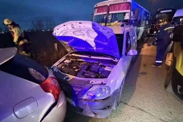В Абакане столкнулись четыре автомобиля и автобус