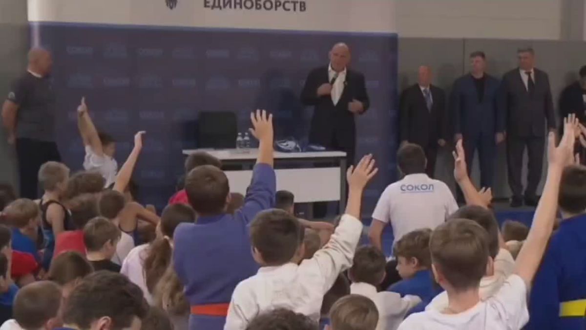 Александр Карелин встретился с юными спортсменами