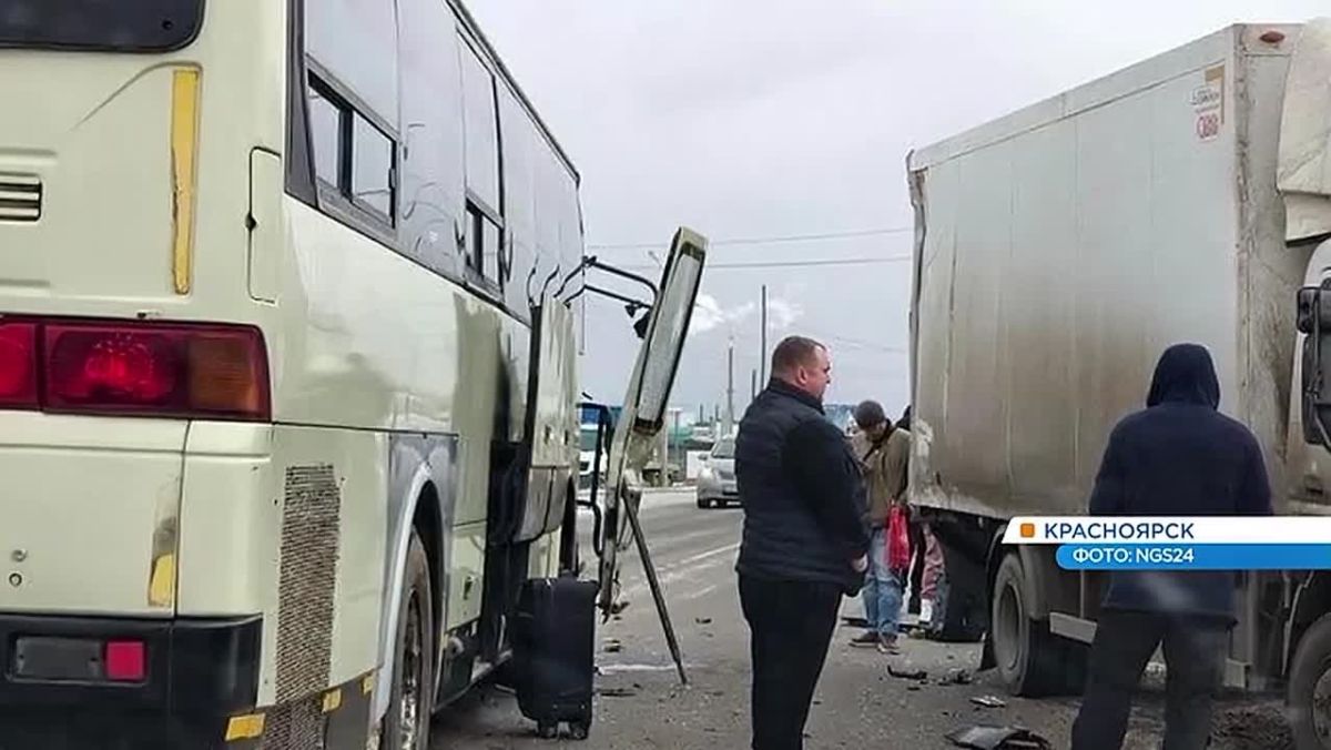 Под Красноярском грузовик протаранил рейсовый автобус