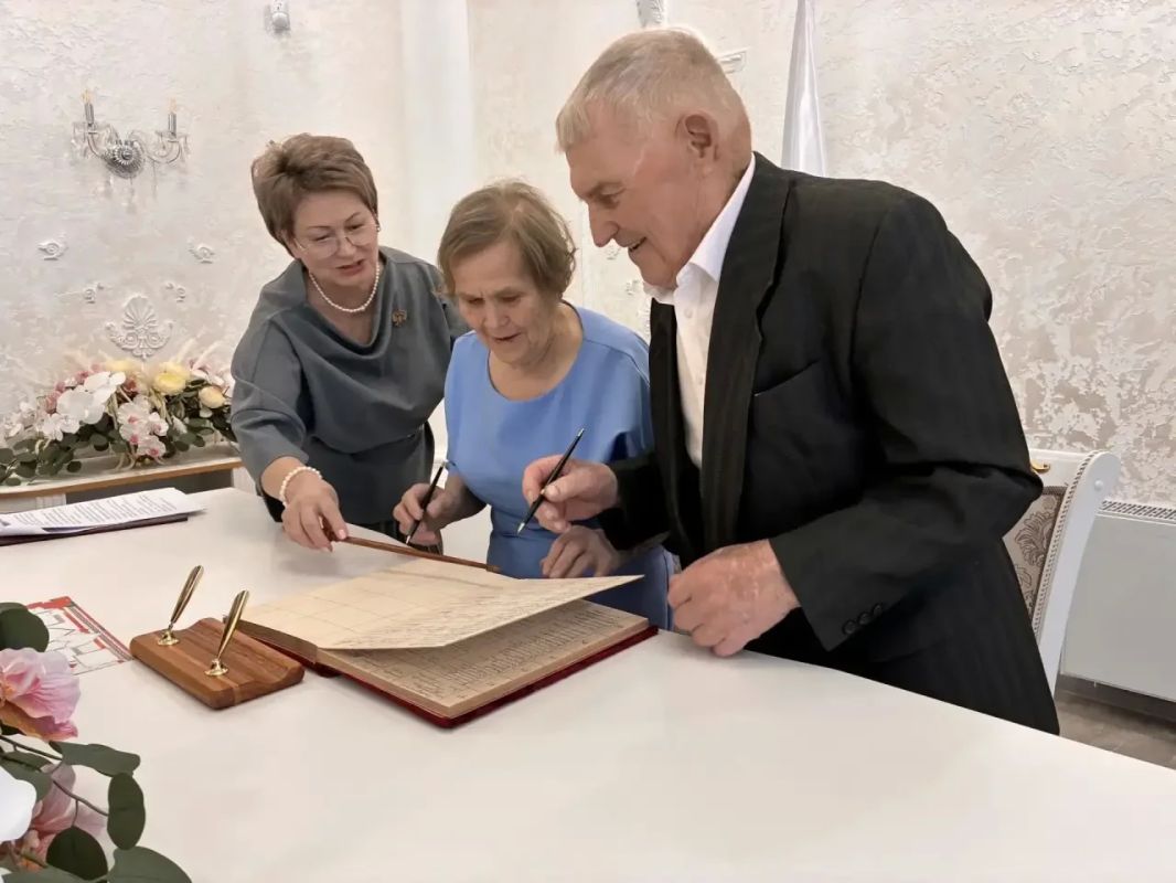 65 лет рука об руку: глава Канского округа поздравил семью Суворовых с железной свадьбой 65 лет рука об руку: глава Канского округа поздравил семью Суворовых с железной свадьбой