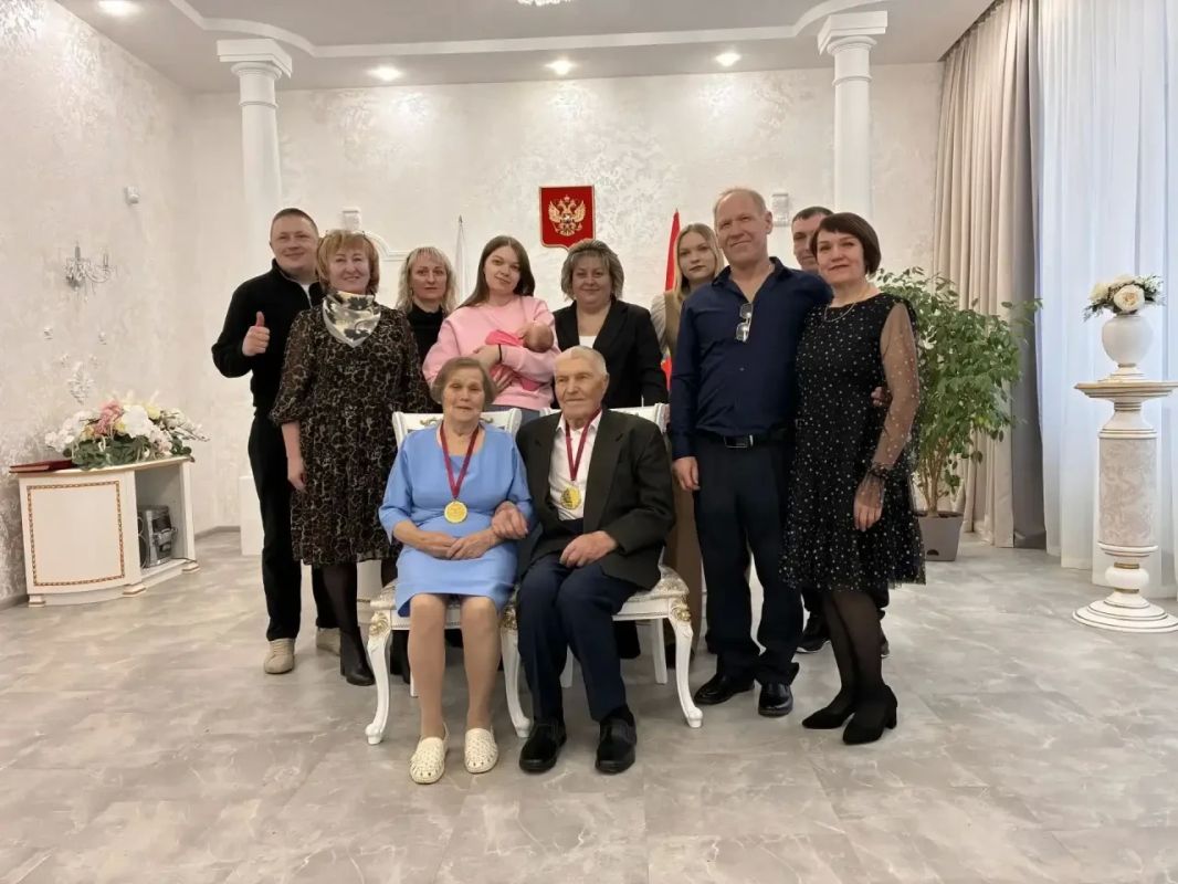 65 лет рука об руку: глава Канского округа поздравил семью Суворовых с железной свадьбой