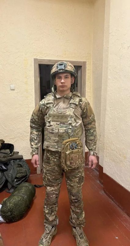 Он закрыл бойцов собой. Получил множественные ранения, но спас им жизни