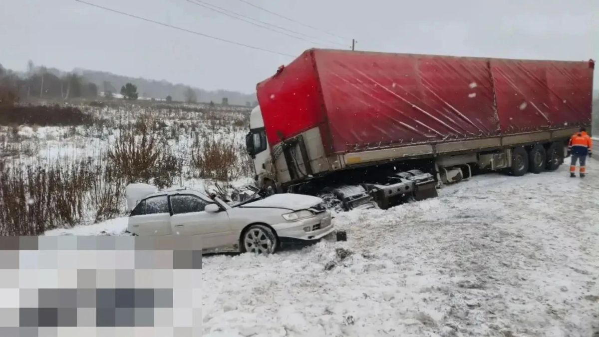 Под Ачинском легковушка столкнулась с фурой: погибли 2 человека