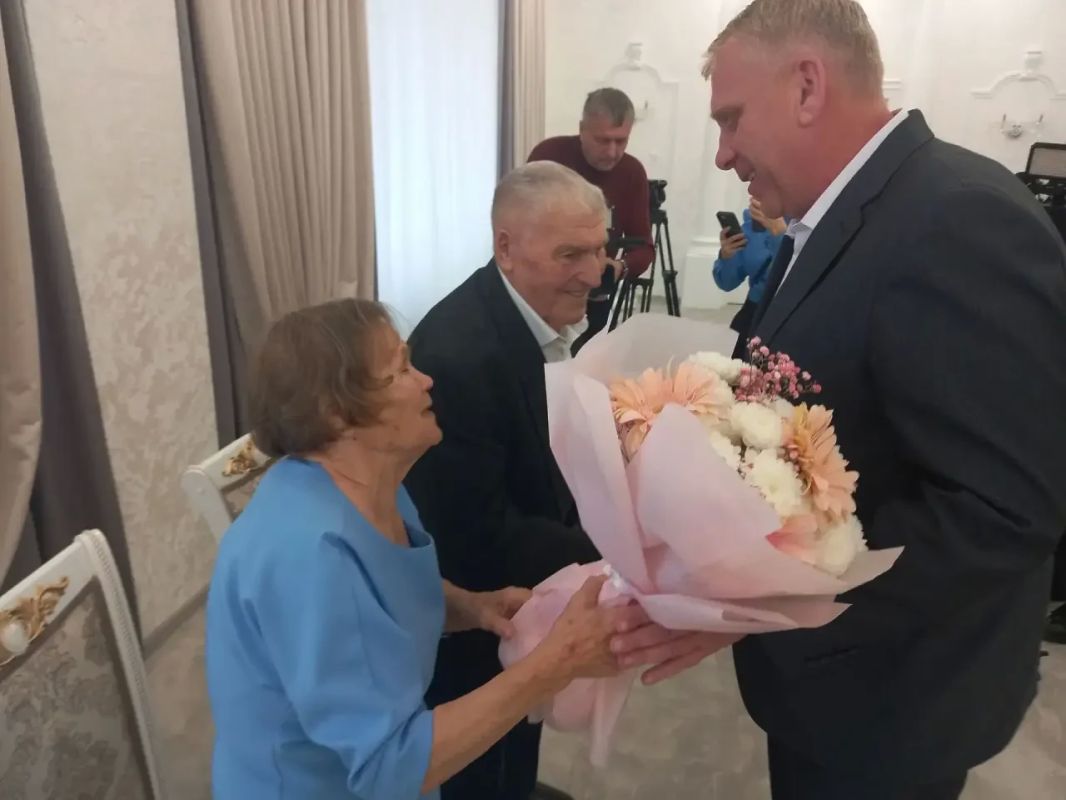 65 лет рука об руку: глава Канского округа поздравил семью Суворовых с железной свадьбой 65 лет рука об руку: глава Канского округа поздравил семью Суворовых с железной свадьбой