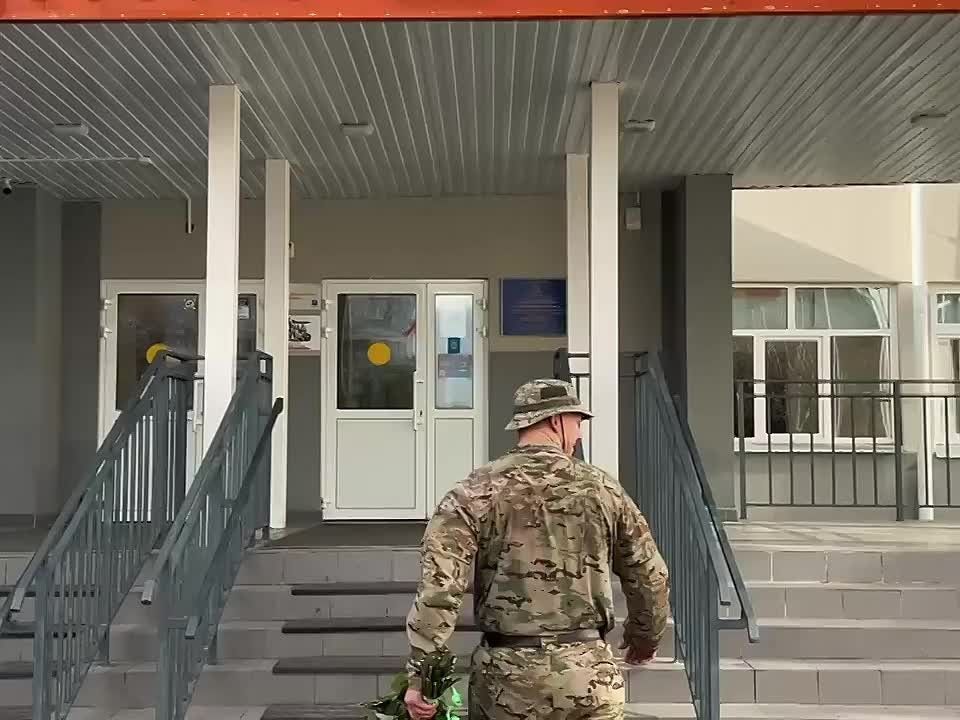 Боец СВО устроил трогательный сюрприз дочери в красноярской школе
