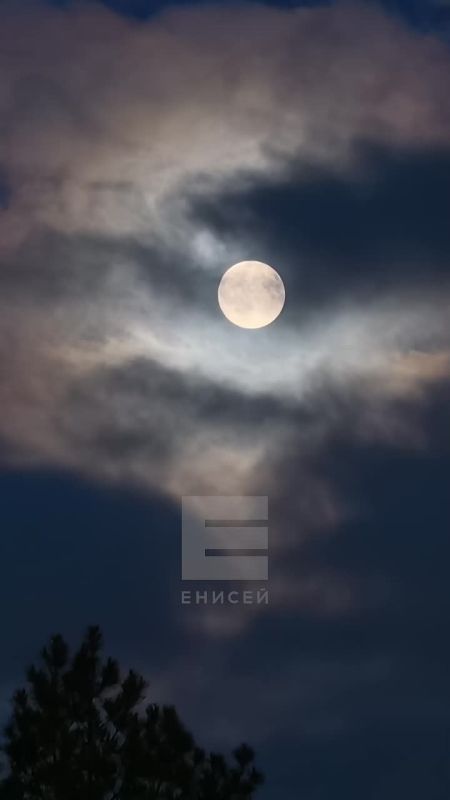 Красноярцы увидели Охотничью Луну