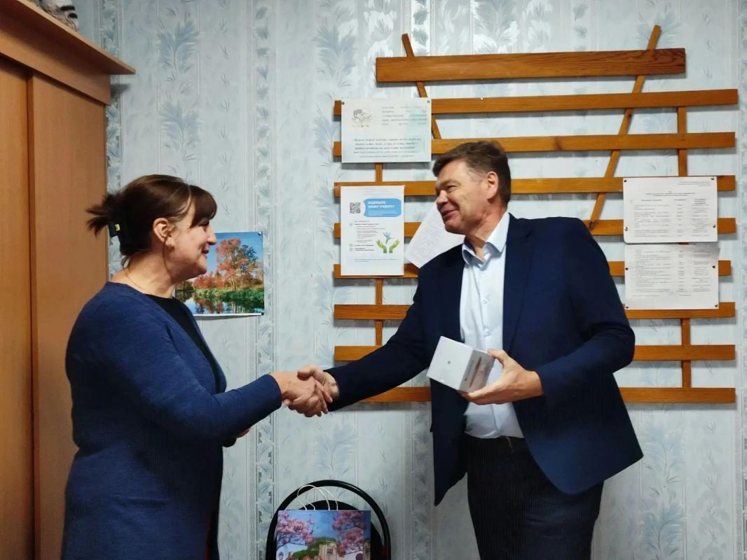Глава Дзержинско-Тасеевского округа вручил второй приз «Викторины 2026», посвящённой Году единства народов России Глава Дзержинско-Тасеевского округа вручил второй приз «Викторины 2026», посвящённой Году единства народов России
