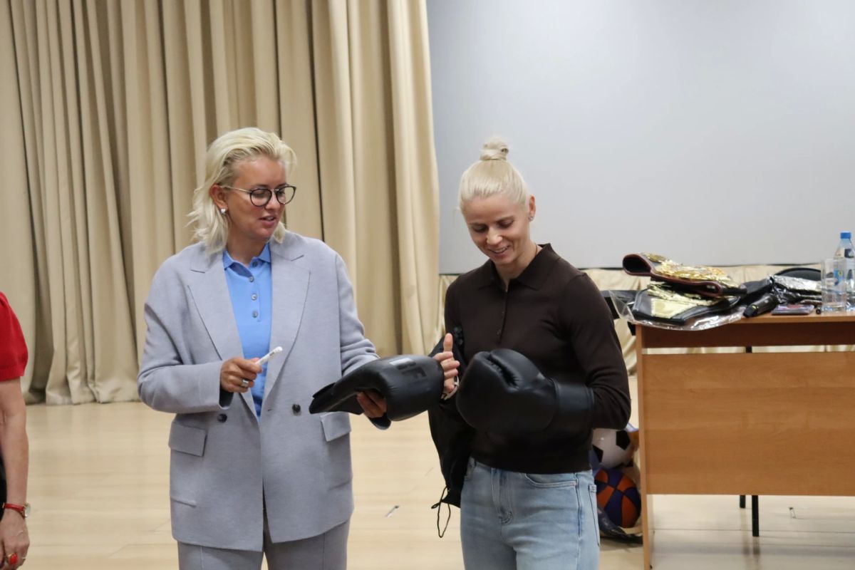 Чемпионка мира по боксу Екатерина Сычева встретилась с воспитанниками Канской воспитательной колонии Чемпионка мира по боксу Екатерина Сычева встретилась с воспитанниками Канской воспитательной колонии