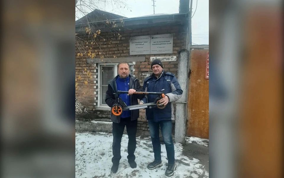 В Красноярске коммунальщики нашли владельца электросамоката-«приплывашки», который достали из коллектора на улице Мичурина