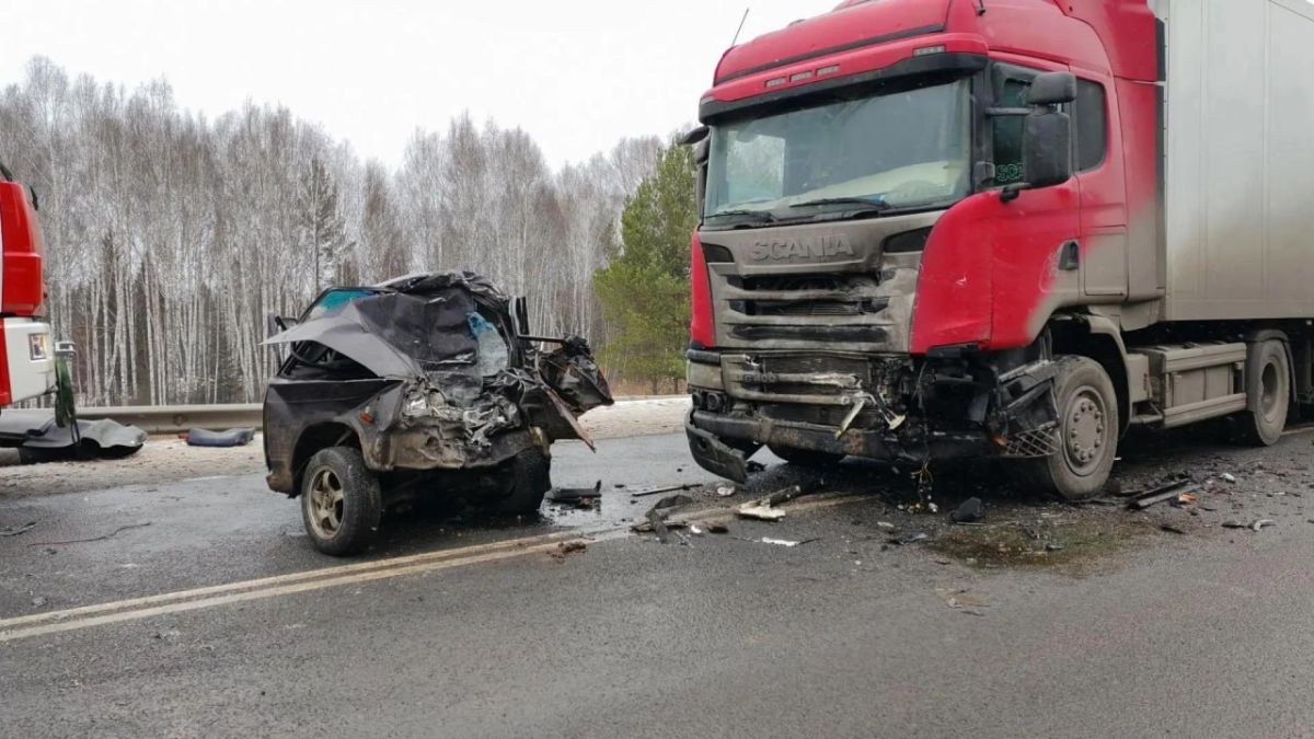 Водитель ВАЗ погиб в столкновении с фурой на трассе «Сибирь»