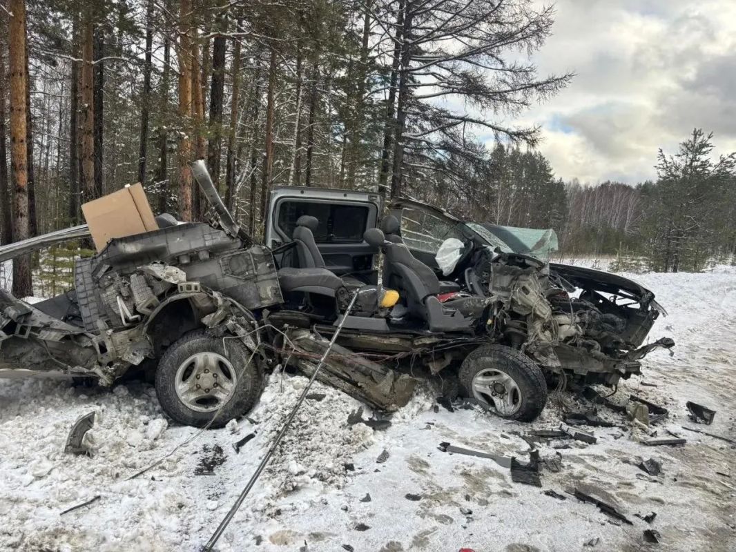 Водитель легковушки выжил в страшной аварии с грузовиком в Енисейском округе