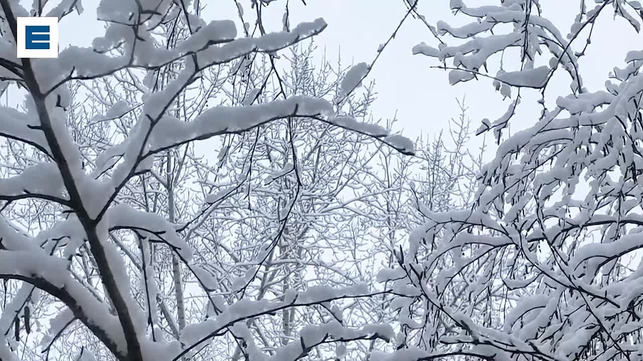 Красноярск продолжают убирать после мощного снегопада