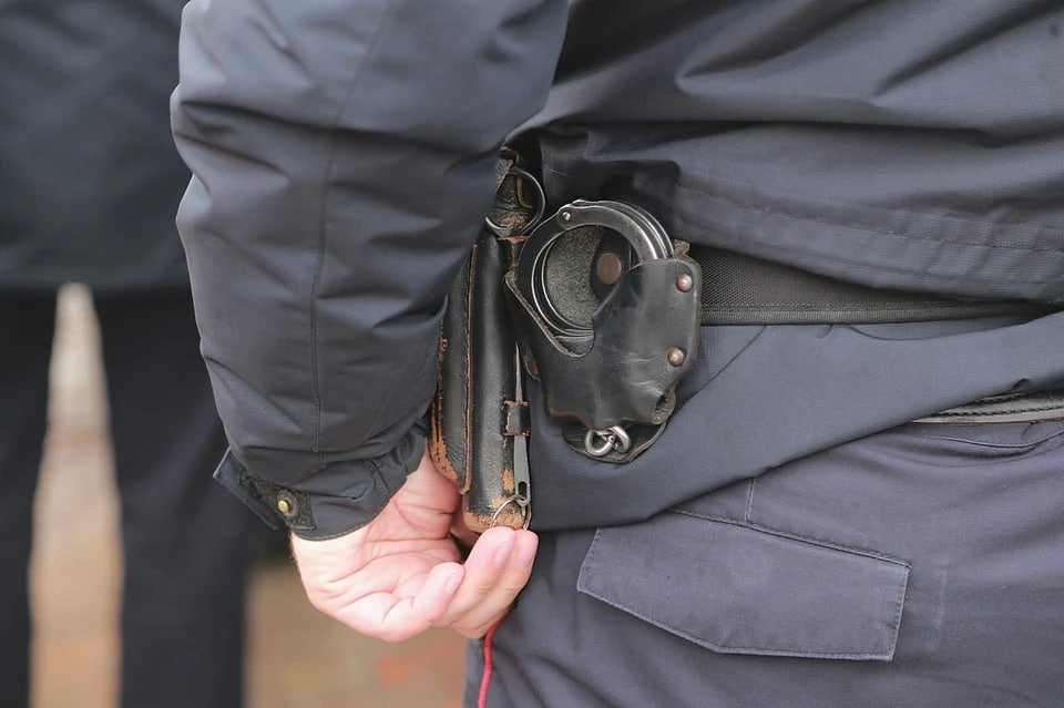 В Красноярске молодой человек шантажом выманил у знакомого 290 тысяч рублей