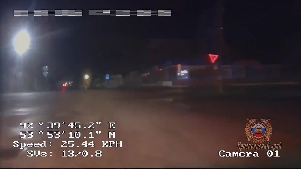 В Красноярском крае пьяный бесправник во время погони врезался в ворота