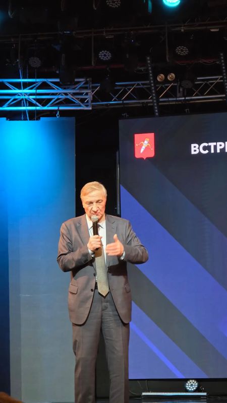 29 октября в Ачинском городском Дворце культуры состоялась встреча главы округа Игоря Титенкова с жителями, семьями участников СВО, руководителями предприятий, организаций и территориальных подразделений 29 октября в Ачинском городском Дворце культуры состоялась встреча главы округа Игоря Титенкова с жителями, семьями участников СВО, руководителями предприятий, организаций и территориальных подразделений