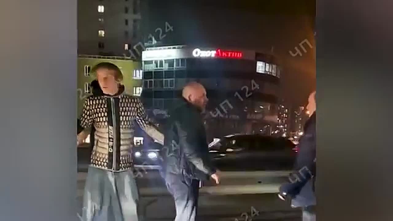 В СЕВЕРНОМ ПОСРЕДИ ПРОЕЗЖЕЙ ЧАСТИ ПОДРАЛИСЬ ВОДИТЕЛИ