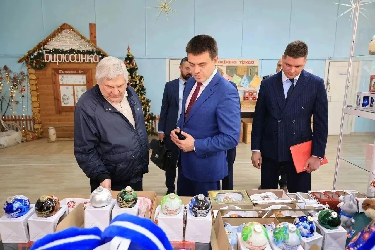 Губернатор Михаил Котюков предложил фабрике «Бирюсинка» выпускать юбилейные игрушки
