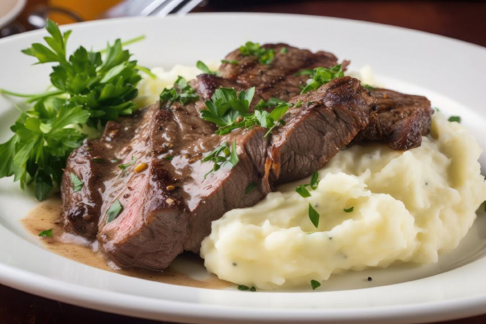 Наслаждайтесь вкусом: стейк из мраморной говядины с грибным соусом и картофельным пюре