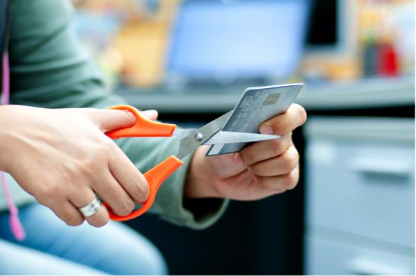 Что ждет владельцев карт: конец эпохи бессрочных платежных решений
