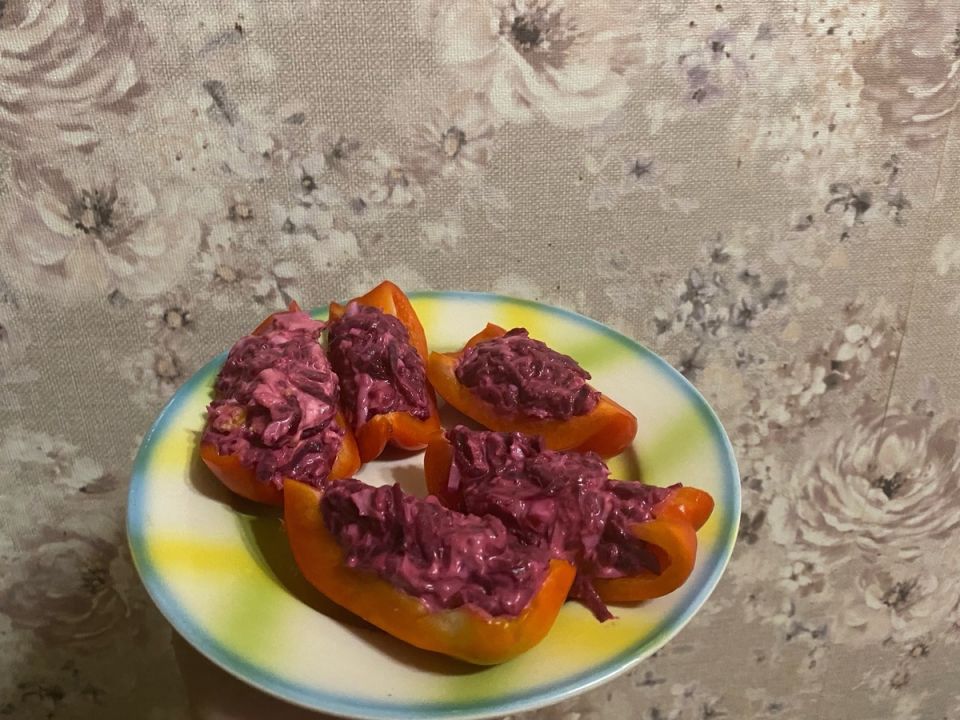 Лодочки из перца со свекольно-яичным салатом