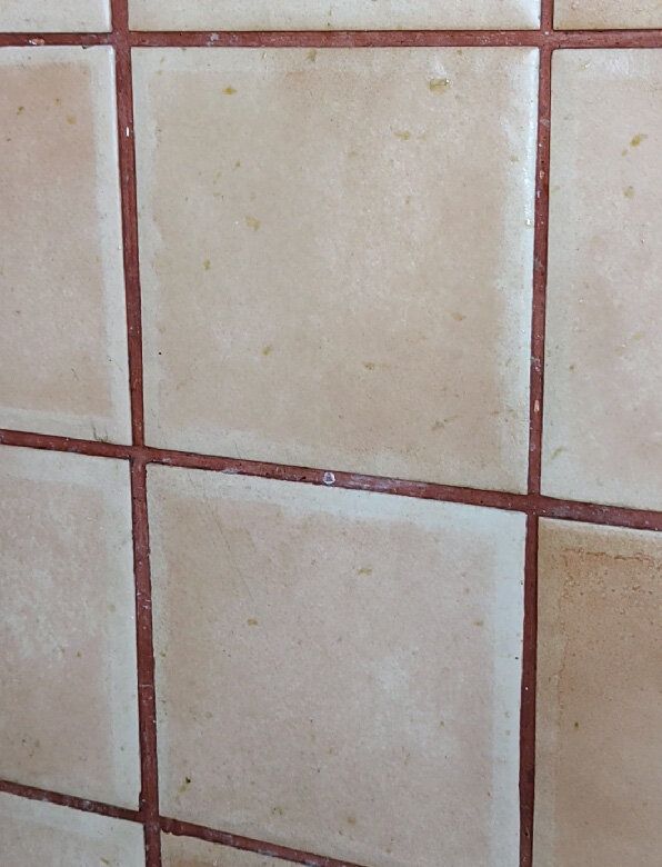 Устали от жирных пятен на плитке? Это просто решить!