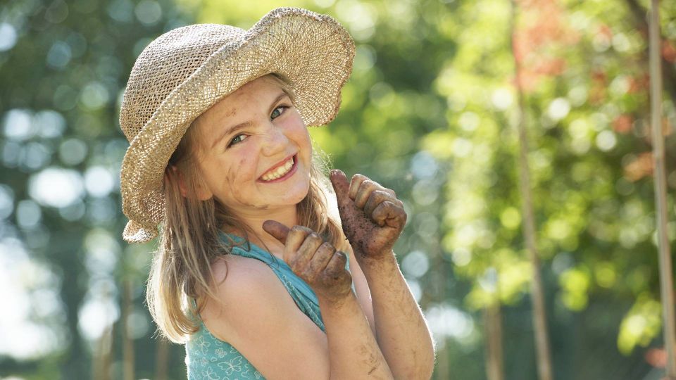 Одежда с пятнами смолы больше не пойдет на тряпки: от грязи избавит копеечное средство